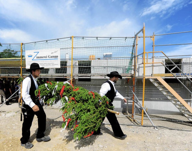 Nein, es ist kein Weihnachtsbaum. Die ...sbringer hinauf auf das Flachdach.      | Foto: Ingo Schneider