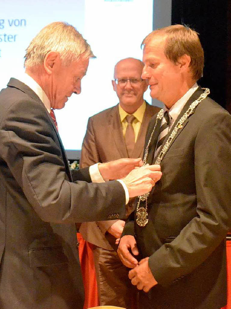 Eberhard Niethammer hngt seinem Nachfolger die Amtskette um.