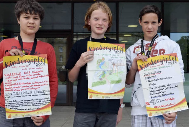 Carl, Hannes und Artur   beim Kindergipfel vor dem Stuttgarter Landtag.  | Foto: Lorenz
