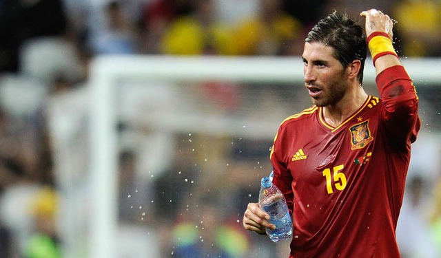 Ein Prosit aufs Finale: Spaniens Abwehrspieler Sergio Ramos  | Foto: dapd