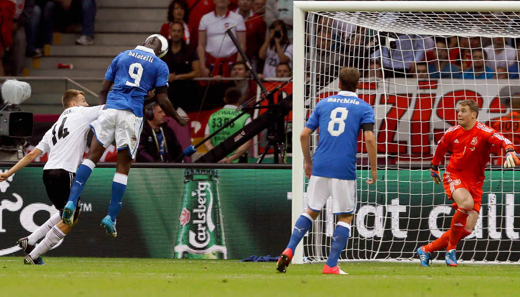 Balotellis Kopfball schlgt in der 20. Minute im deutschen Tor ein – Italien fhrt 1:0