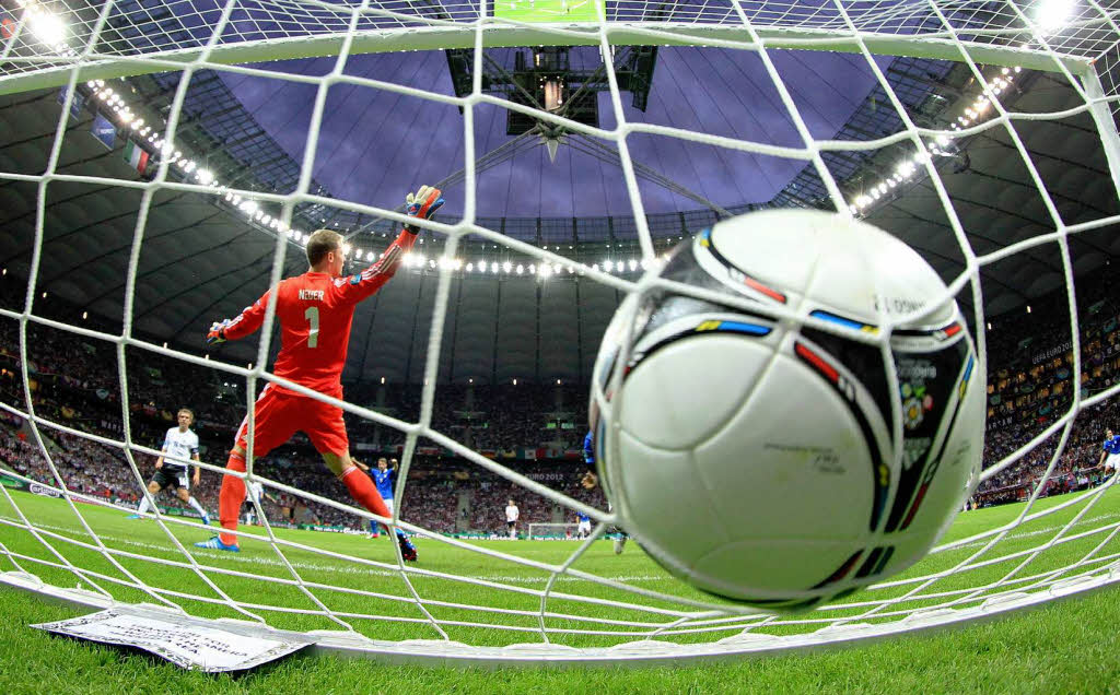 Wenigstens ein tolles Sportfoto: Das 1:0 durch Balotelli