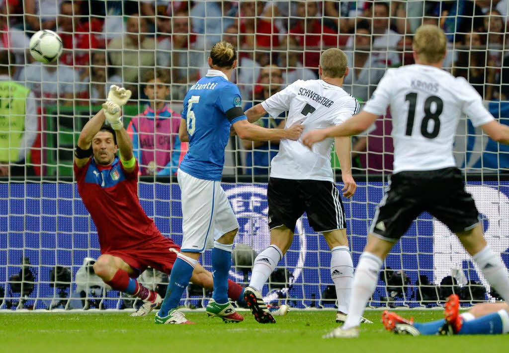 Eine der deutschen Chancen in der ersten Hlfte: Italiens Buffon pariert den Flatterball von Toni Kroos (rechts).