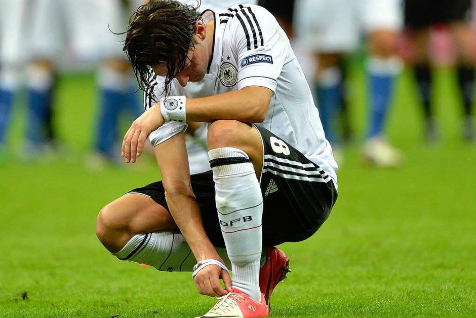 Geknickt: Mesut Özil (Foto: dapd) Geknickt: Mesut Özil (Foto: dapd)