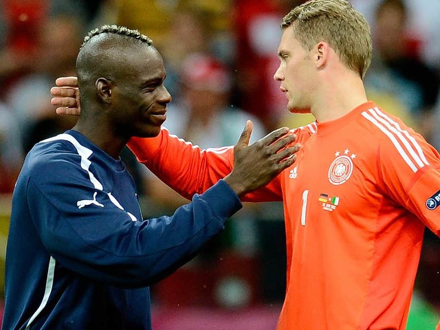 Mario Balotelli (links) hat gegen Deut... Manuel Neuer nicht verhindern konnte.  | Foto: AFP