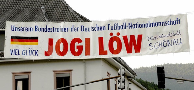 Im Zeichen Jogi Lws: Banner ber der Hauptstrae.  | Foto: dpa