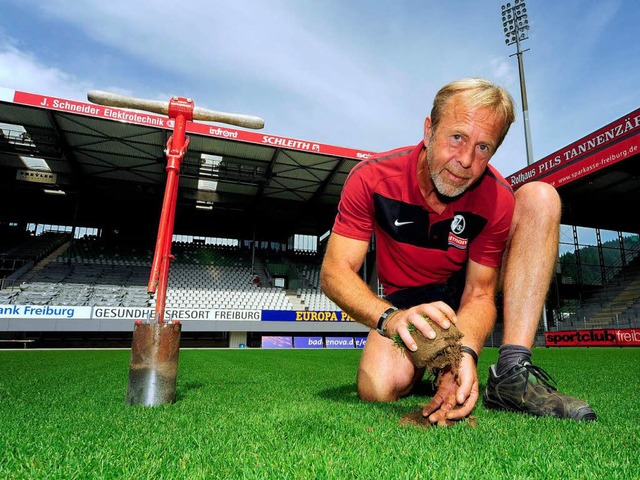 Rasenflsterer Alfred Melcher sorgt be...r sattes Grn im Mage-Solar-Stadion.   | Foto: Thomas Kunz