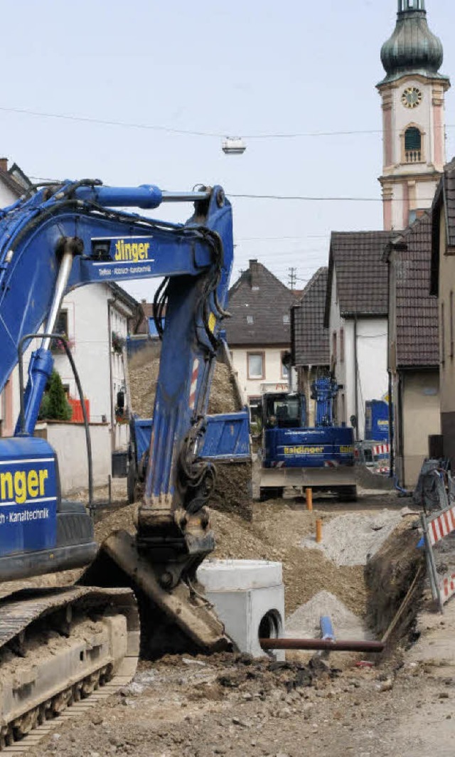 Sanierung an der engsten Stelle: Beim ...Baufahrzeuge und Bagger nicht mglich.  | Foto: Ilona Hge