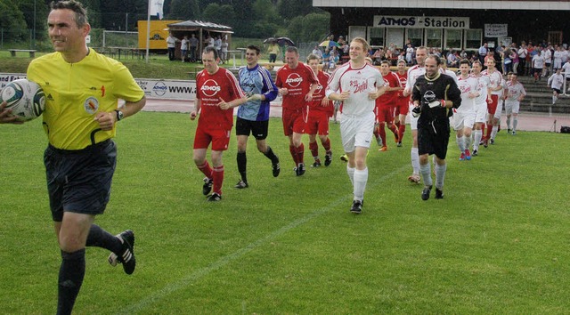 Ein krftiger Regenschauer gab es beim...erzarten geleitet wurde. horst a. bss  | Foto: Horst A. Bss