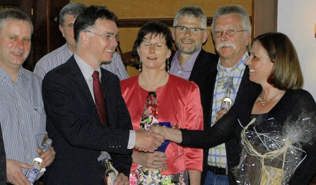 Regina Folkerts (rechts) bergibt das ...ary-Clubs Bonndorf an Stefan Forster.   | Foto: BZ