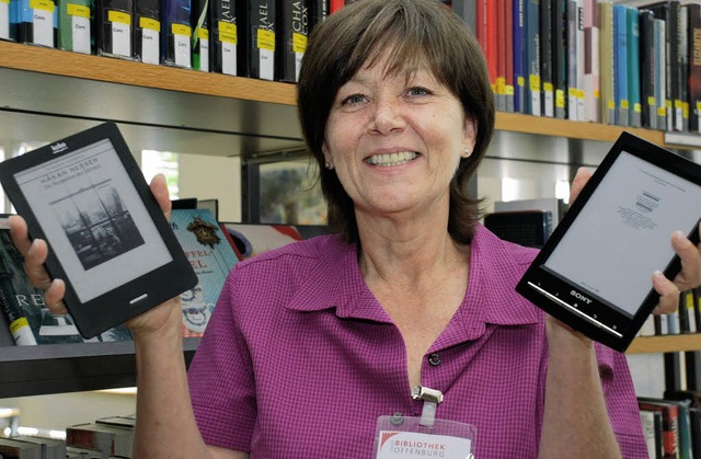 Doris Kraus, in der Stadtbibliothek f...ks, der Hardware fr das neue Angebot.  | Foto: Gertrude Siefke