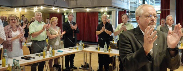 Gemeinderat und Gste im Saal applaudi...der Antrittsrede von Klaus Eberhardt.   | Foto: Ingrid Bhm-Jacob