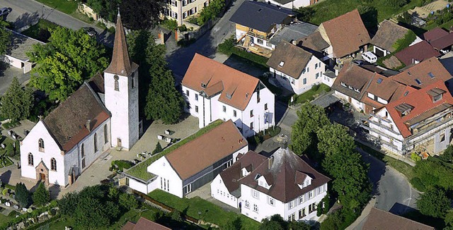 Das derzeitige Rathaus (unten Mitte) n...Vereinshaus und evangelischer Kirche.   | Foto: BZ-ARCHIV: Privat/SASSE