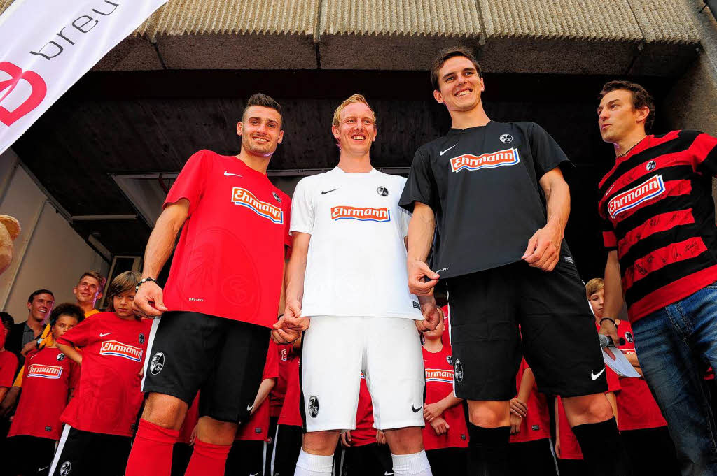 Daniel Caligiuri, Jan Rosenthal und Johannes Flum präsentieren das neue Trikot des SC Freiburg... Daniel Caligiuri, Jan Rosenthal und Johannes Flum präsentieren das neue Trikot des SC Freiburg...