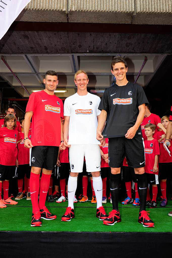 ...Heim-, Auswärts- und Ausweichtrikot (v.l.) ...Heim-, Auswärts- und Ausweichtrikot (v.l.)