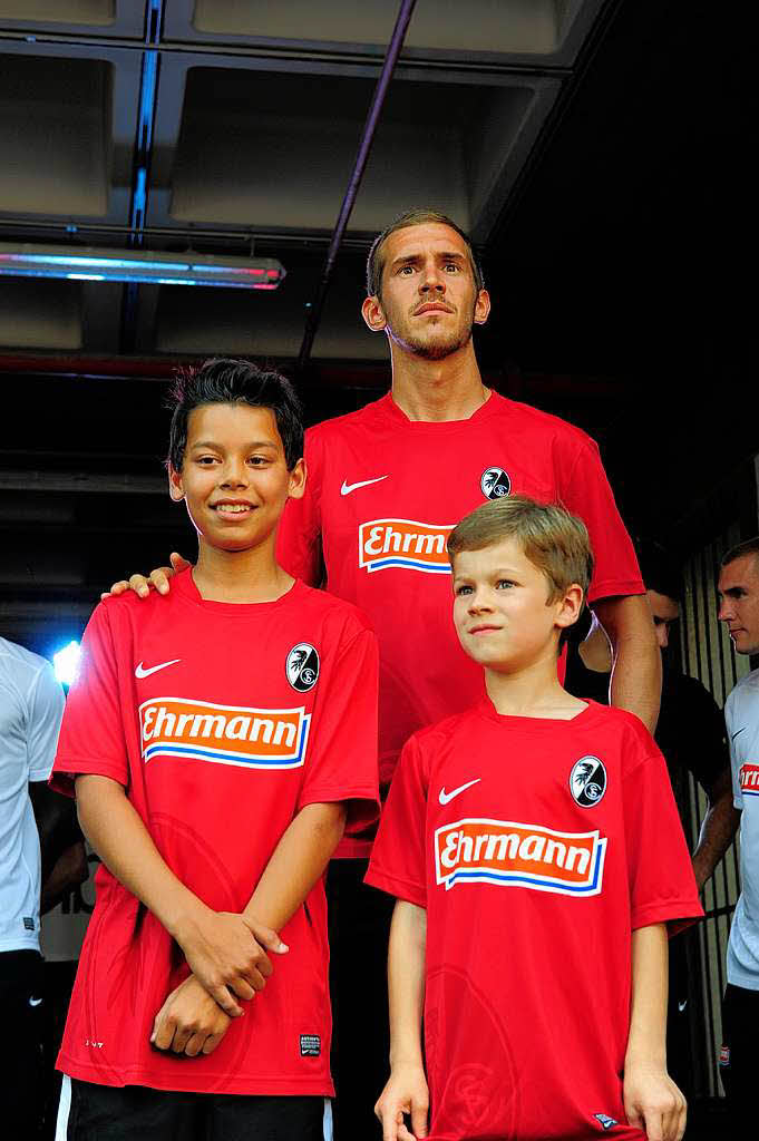 Julian Schuster im Heimtrikot. Julian Schuster im Heimtrikot.