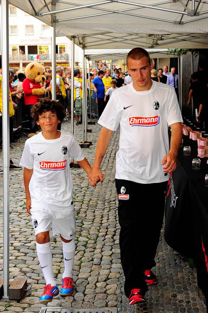 Erik Jendrisek an der Hand eines jungen Fans. Erik Jendrisek an der Hand eines jungen Fans.
