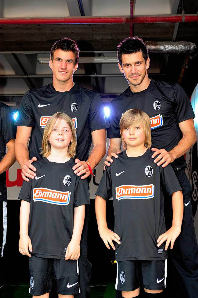 Ivan Santini (l.) und Mensur Mujdza präsentieren das Ausweichtrikot. Ivan Santini (l.) und Mensur Mujdza präsentieren das Ausweichtrikot.