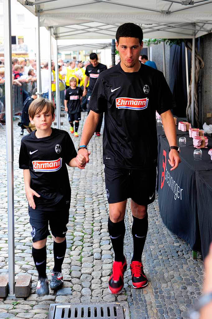 Der SC Freiburg hat seine neuen Trikots auf dem Freiburger Münsterplatz vor Hunderten von Fans präsentiert – die im Anschluss noch Autogramme bekamen. Der SC Freiburg hat seine neuen Trikots auf dem Freiburger Münsterplatz vor Hunderten von Fans präsentiert – die im Anschluss noch Autogramme bekamen.