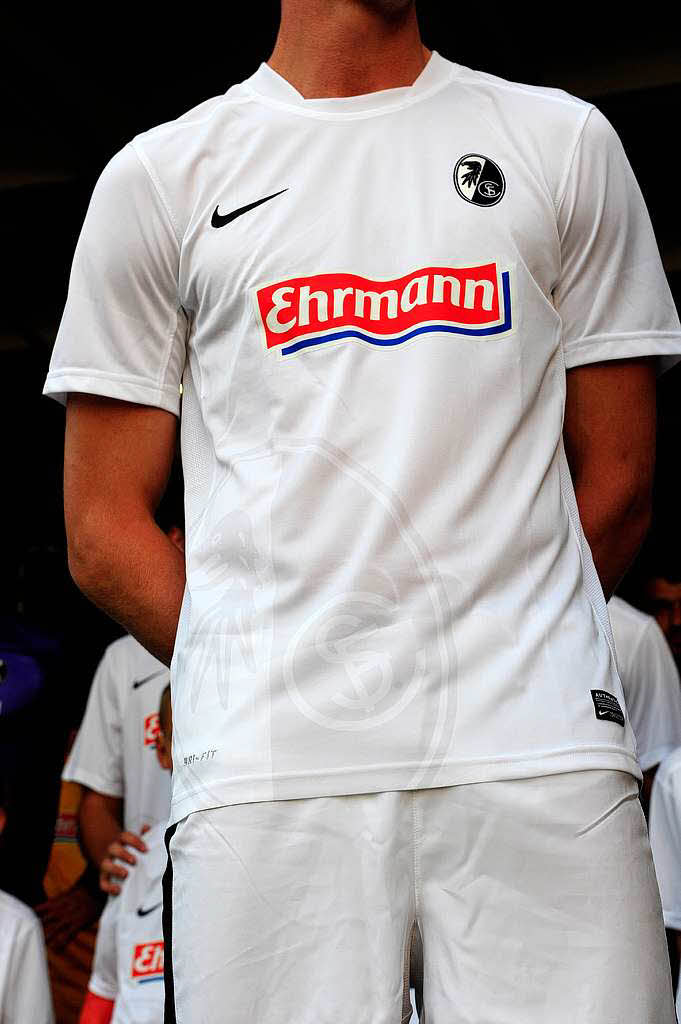Schlicht, aber mit interessantem Detail: Das Logo des SC Freiburg ist als Schatten eingearbeitet. Schlicht, aber mit interessantem Detail: Das Logo des SC Freiburg ist als Schatten eingearbeitet.