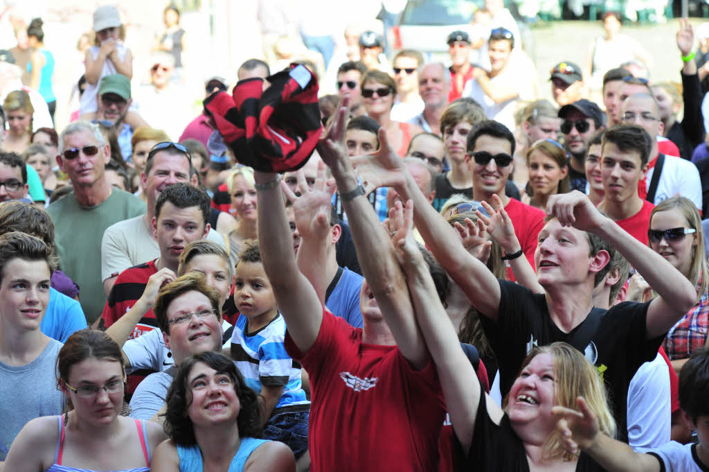 Der SC Freiburg hat seine neuen Trikots auf dem Freiburger Münsterplatz vor Hunderten von Fans präsentiert – die im Anschluss noch Autogramme bekamen. Der SC Freiburg hat seine neuen Trikots auf dem Freiburger Münsterplatz vor Hunderten von Fans präsentiert – die im Anschluss noch Autogramme bekamen.