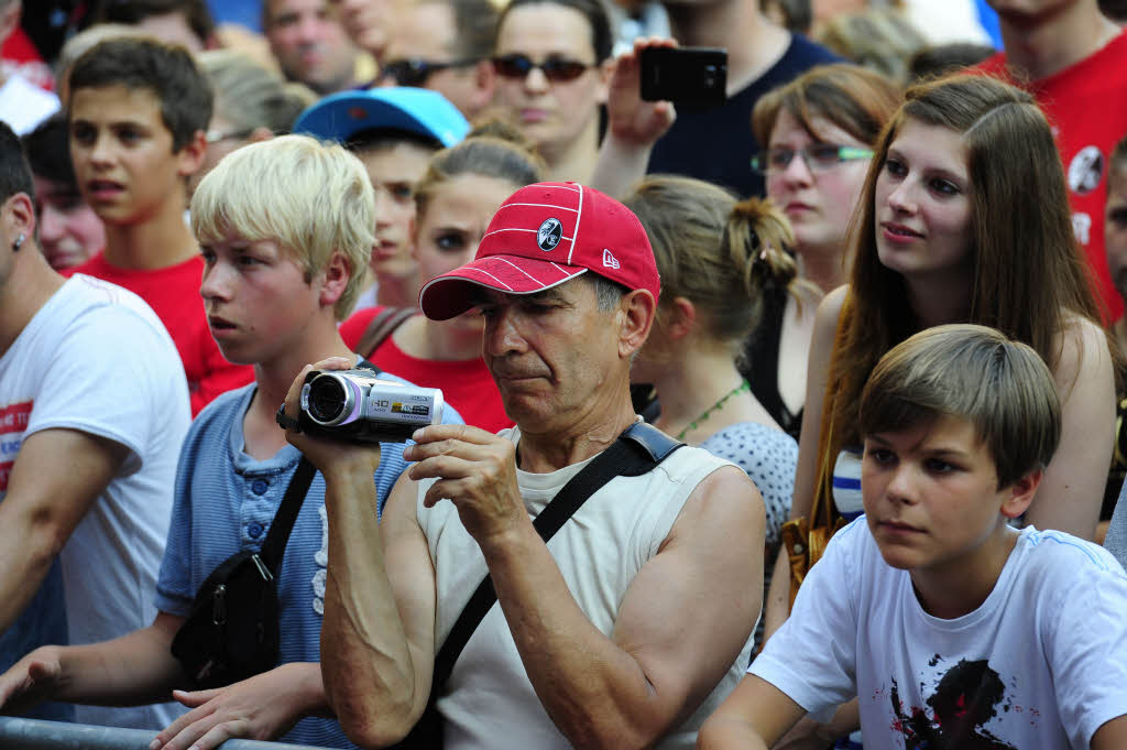 Der SC Freiburg hat seine neuen Trikots auf dem Freiburger Münsterplatz vor Hunderten von Fans präsentiert – die im Anschluss noch Autogramme bekamen. Der SC Freiburg hat seine neuen Trikots auf dem Freiburger Münsterplatz vor Hunderten von Fans präsentiert – die im Anschluss noch Autogramme bekamen.