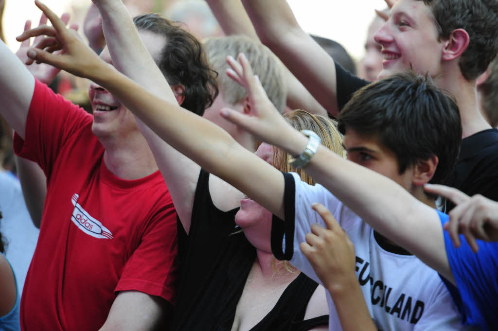 Der SC Freiburg hat seine neuen Trikots auf dem Freiburger Münsterplatz vor Hunderten von Fans präsentiert – die im Anschluss noch Autogramme bekamen. Der SC Freiburg hat seine neuen Trikots auf dem Freiburger Münsterplatz vor Hunderten von Fans präsentiert – die im Anschluss noch Autogramme bekamen.