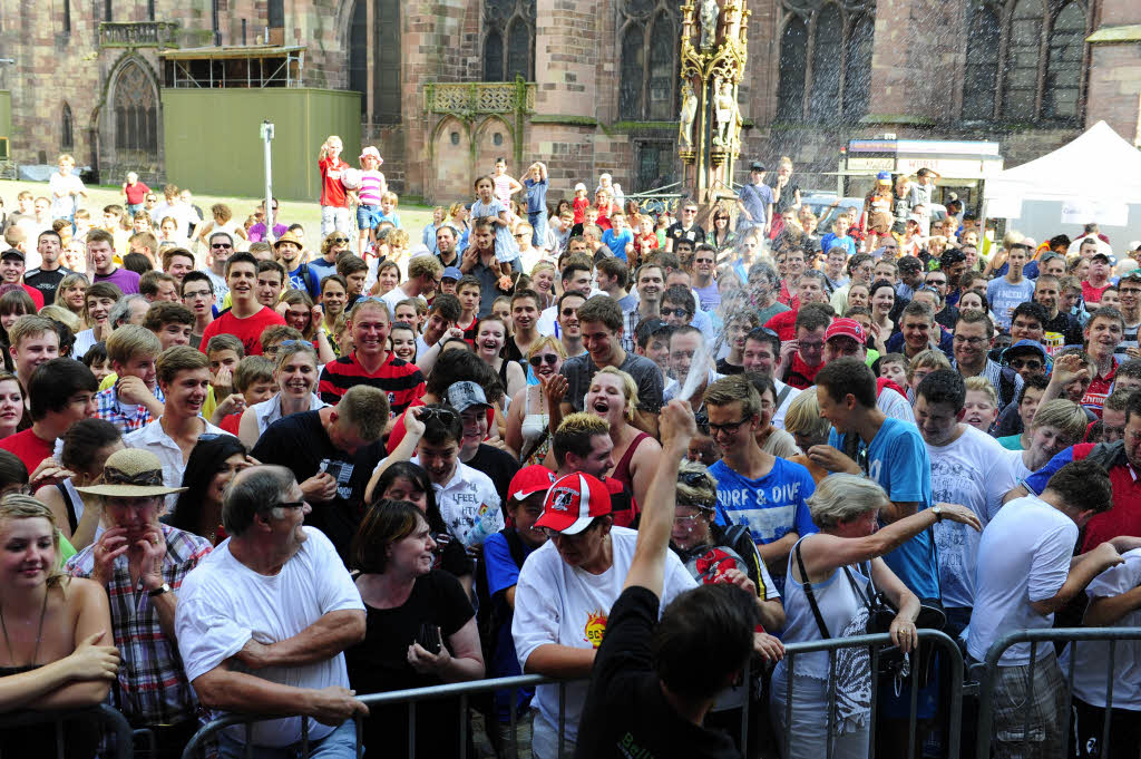 Fans auf dem Freiburger Münsterplatz Fans auf dem Freiburger Münsterplatz