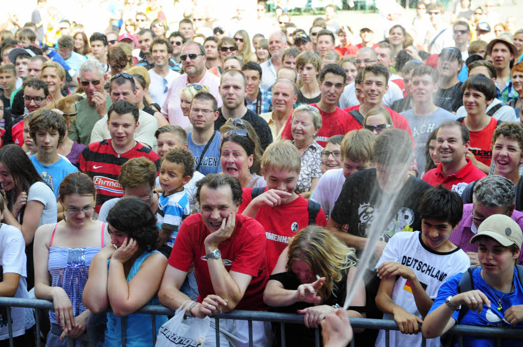 Kalte Dusche für die erhitzten Fans. Kalte Dusche für die erhitzten Fans.