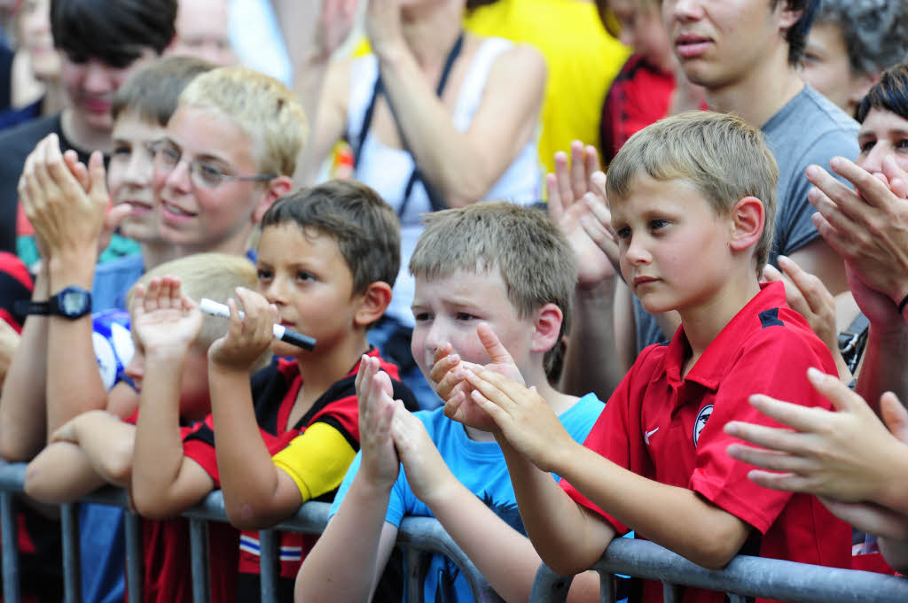 ...und erntete Applaus von den meist jungen Fans. ...und erntete Applaus von den meist jungen Fans.