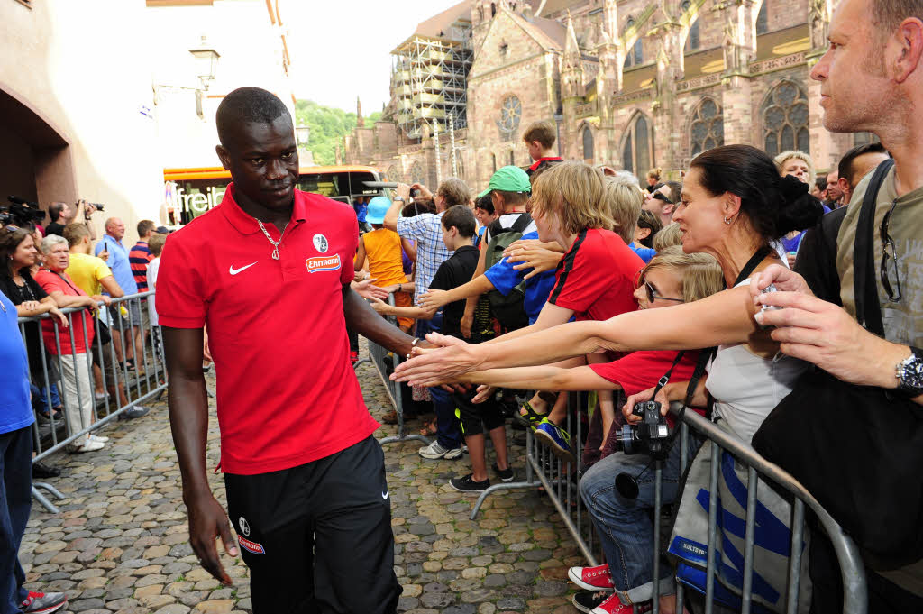 Fallou Diagne genießt die Freude der Fans. Fallou Diagne genießt die Freude der Fans.