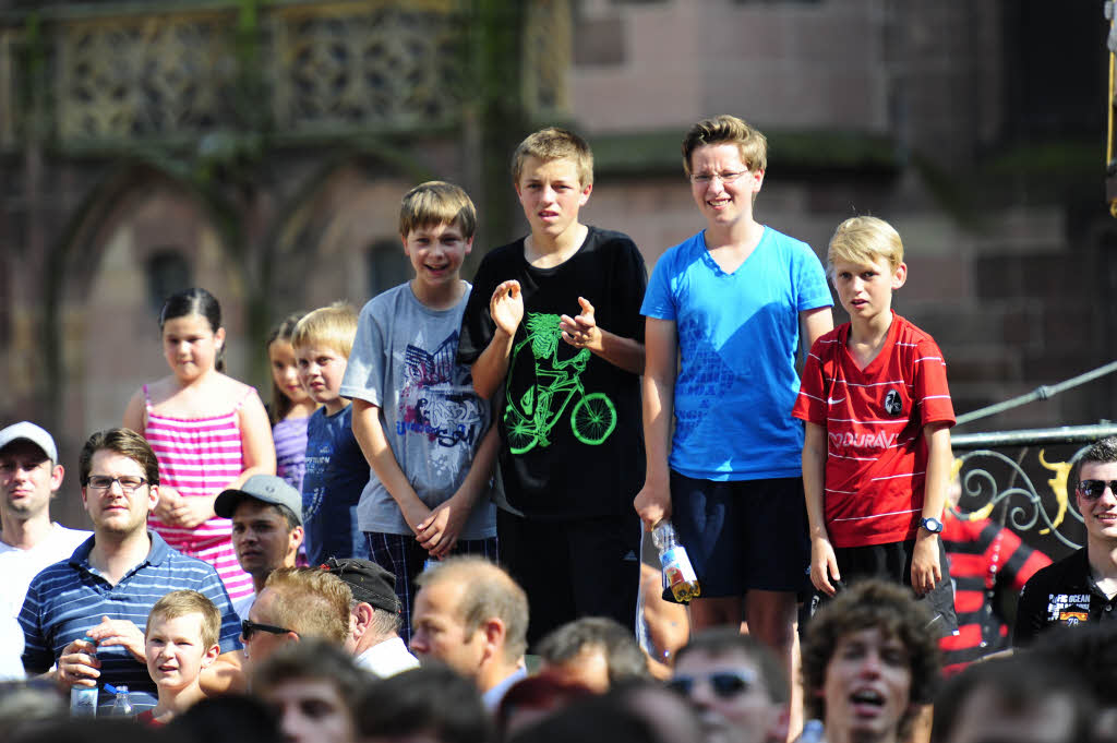 Der SC Freiburg hat seine neuen Trikots auf dem Freiburger Münsterplatz vor Hunderten von Fans präsentiert – die im Anschluss noch Autogramme bekamen. Der SC Freiburg hat seine neuen Trikots auf dem Freiburger Münsterplatz vor Hunderten von Fans präsentiert – die im Anschluss noch Autogramme bekamen.