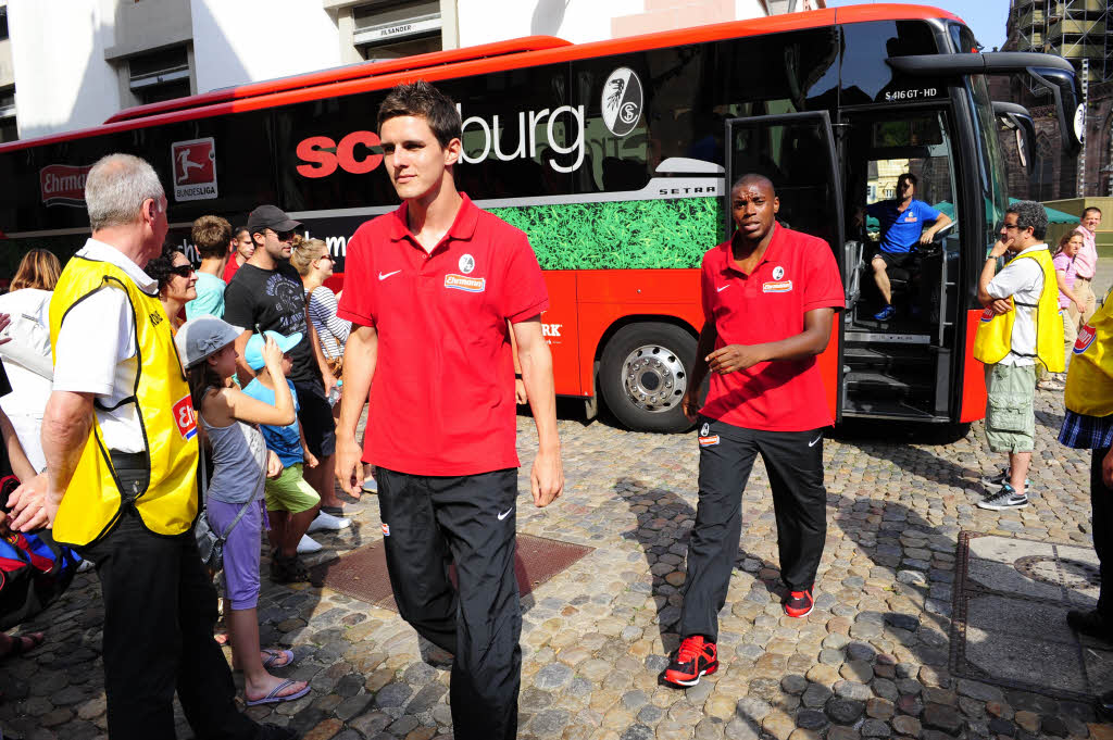 Der SC Freiburg hat seine neuen Trikots auf dem Freiburger Münsterplatz vor Hunderten von Fans präsentiert – die im Anschluss noch Autogramme bekamen. Der SC Freiburg hat seine neuen Trikots auf dem Freiburger Münsterplatz vor Hunderten von Fans präsentiert – die im Anschluss noch Autogramme bekamen.