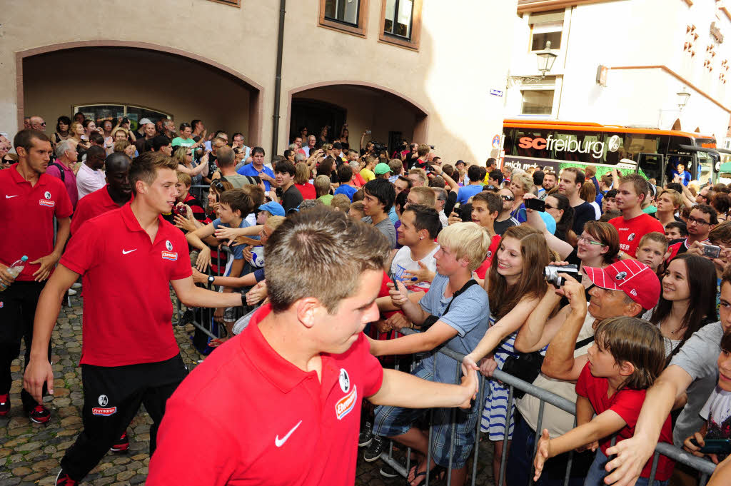 Der SC Freiburg hat seine neuen Trikots auf dem Freiburger Münsterplatz vor Hunderten von Fans präsentiert – die im Anschluss noch Autogramme bekamen. Der SC Freiburg hat seine neuen Trikots auf dem Freiburger Münsterplatz vor Hunderten von Fans präsentiert – die im Anschluss noch Autogramme bekamen.