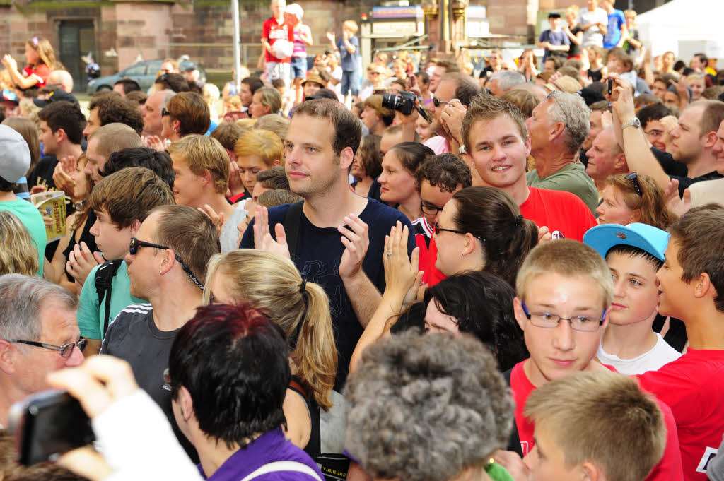 Der SC Freiburg hat seine neuen Trikots auf dem Freiburger Münsterplatz vor Hunderten von Fans präsentiert – die im Anschluss noch Autogramme bekamen. Der SC Freiburg hat seine neuen Trikots auf dem Freiburger Münsterplatz vor Hunderten von Fans präsentiert – die im Anschluss noch Autogramme bekamen.