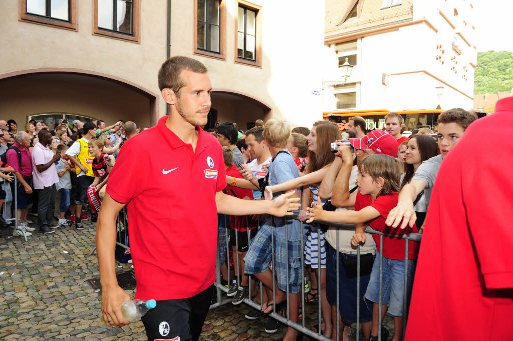 Julian Schuster möchte endlich wieder angreifen. In der vergangenen Saison hatte er großes Verletzungspech. Julian Schuster möchte endlich wieder angreifen. In der vergangenen Saison hatte er großes Verletzungspech.