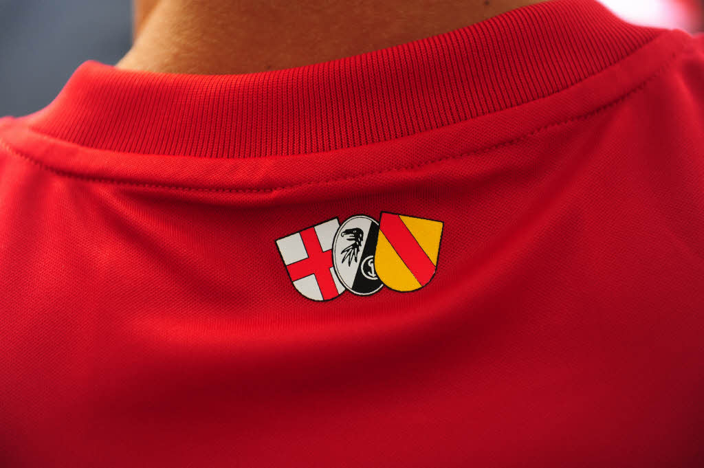 Der SC Freiburg hat seine neuen Trikots auf dem Freiburger Münsterplatz vor Hunderten von Fans präsentiert – die im Anschluss noch Autogramme bekamen. Der SC Freiburg hat seine neuen Trikots auf dem Freiburger Münsterplatz vor Hunderten von Fans präsentiert – die im Anschluss noch Autogramme bekamen.