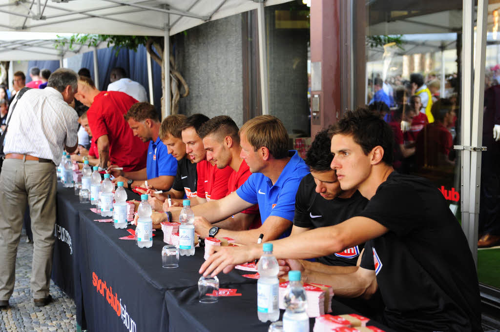 Der SC Freiburg hat seine neuen Trikots auf dem Freiburger Münsterplatz vor Hunderten von Fans präsentiert – die im Anschluss noch Autogramme bekamen. Der SC Freiburg hat seine neuen Trikots auf dem Freiburger Münsterplatz vor Hunderten von Fans präsentiert – die im Anschluss noch Autogramme bekamen.