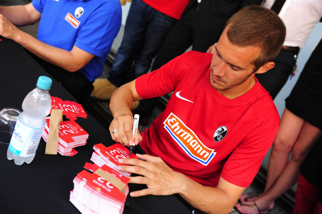 Der SC Freiburg hat seine neuen Trikots auf dem Freiburger Münsterplatz vor Hunderten von Fans präsentiert – die im Anschluss noch Autogramme bekamen. Der SC Freiburg hat seine neuen Trikots auf dem Freiburger Münsterplatz vor Hunderten von Fans präsentiert – die im Anschluss noch Autogramme bekamen.