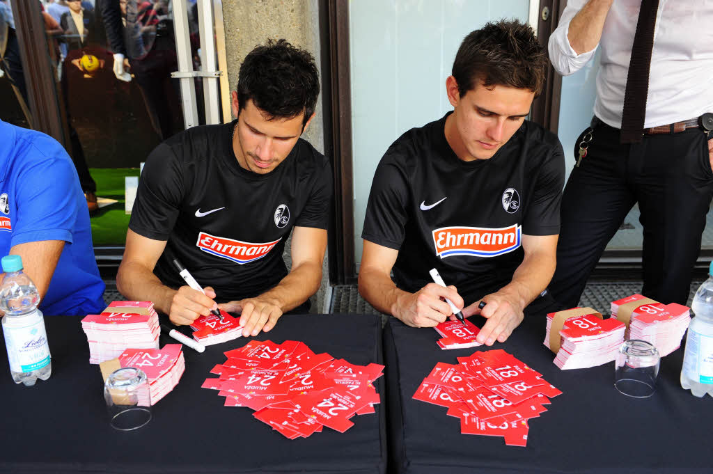 Der SC Freiburg hat seine neuen Trikots auf dem Freiburger Münsterplatz vor Hunderten von Fans präsentiert – die im Anschluss noch Autogramme bekamen. Der SC Freiburg hat seine neuen Trikots auf dem Freiburger Münsterplatz vor Hunderten von Fans präsentiert – die im Anschluss noch Autogramme bekamen.