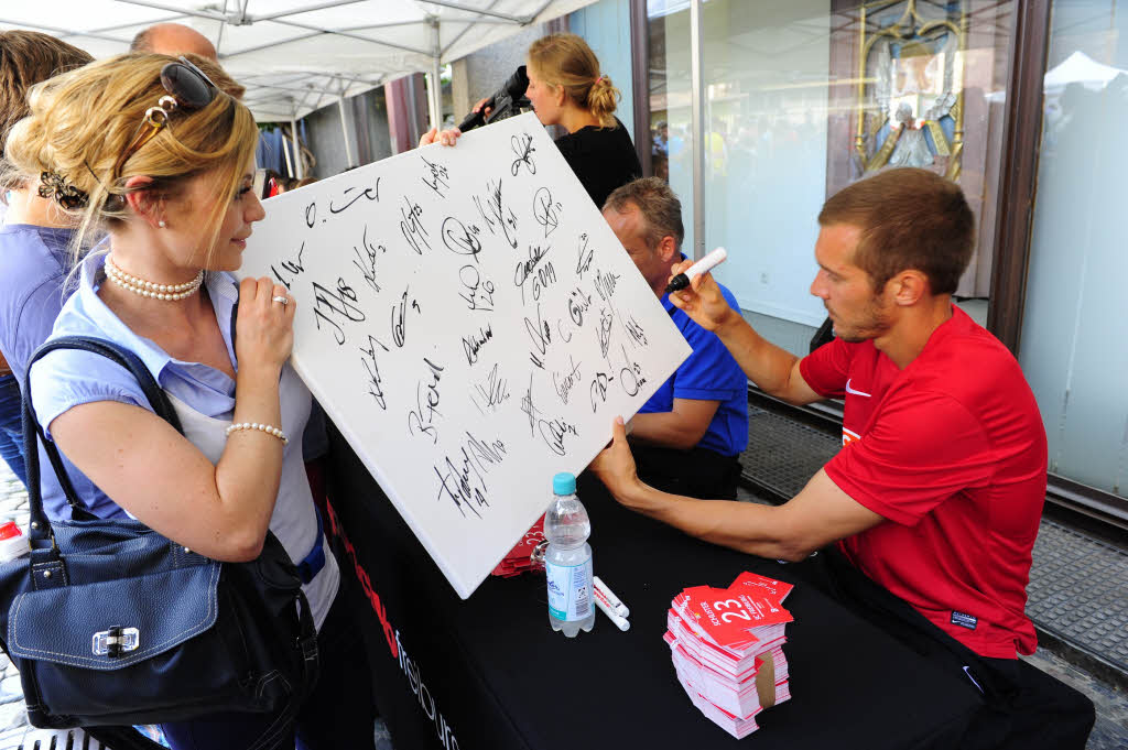 Der SC Freiburg hat seine neuen Trikots auf dem Freiburger Münsterplatz vor Hunderten von Fans präsentiert – die im Anschluss noch Autogramme bekamen. Der SC Freiburg hat seine neuen Trikots auf dem Freiburger Münsterplatz vor Hunderten von Fans präsentiert – die im Anschluss noch Autogramme bekamen.
