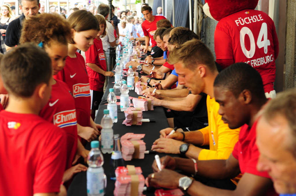 Der SC Freiburg hat seine neuen Trikots auf dem Freiburger Münsterplatz vor Hunderten von Fans präsentiert – die im Anschluss noch Autogramme bekamen. Der SC Freiburg hat seine neuen Trikots auf dem Freiburger Münsterplatz vor Hunderten von Fans präsentiert – die im Anschluss noch Autogramme bekamen.