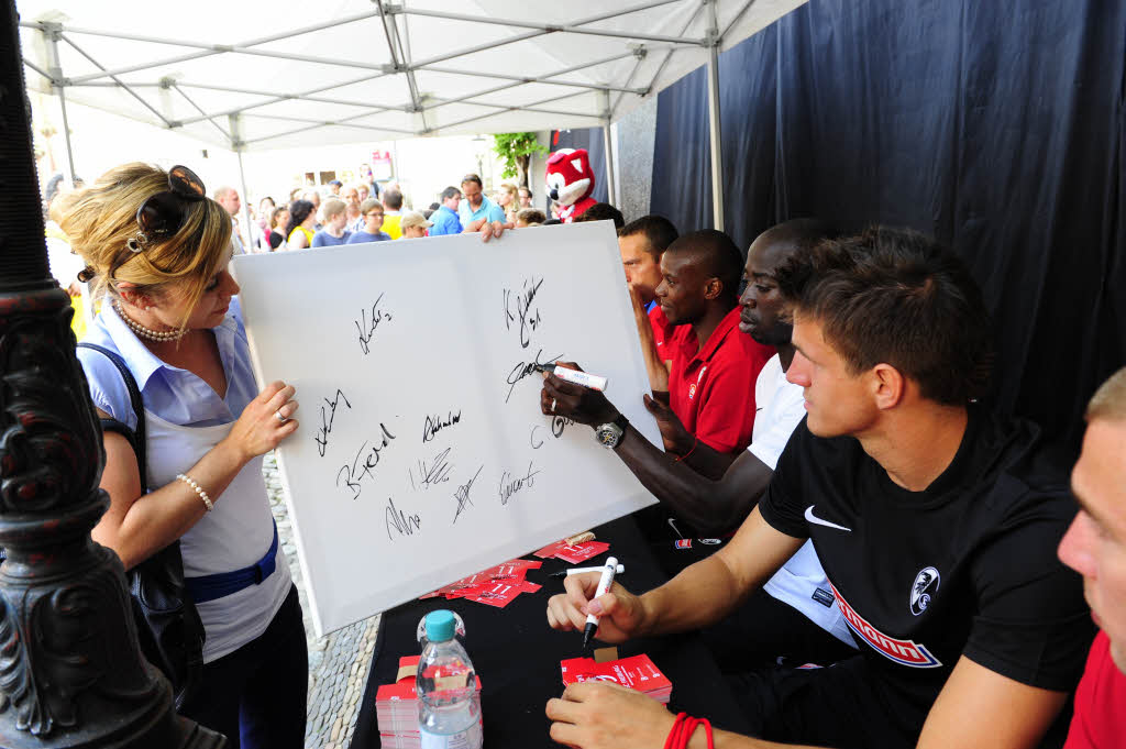 Der SC Freiburg hat seine neuen Trikots auf dem Freiburger Münsterplatz vor Hunderten von Fans präsentiert – die im Anschluss noch Autogramme bekamen. Der SC Freiburg hat seine neuen Trikots auf dem Freiburger Münsterplatz vor Hunderten von Fans präsentiert – die im Anschluss noch Autogramme bekamen.