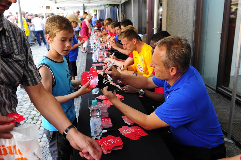 Der SC Freiburg hat seine neuen Trikots auf dem Freiburger Münsterplatz vor Hunderten von Fans präsentiert – die im Anschluss noch Autogramme bekamen. Der SC Freiburg hat seine neuen Trikots auf dem Freiburger Münsterplatz vor Hunderten von Fans präsentiert – die im Anschluss noch Autogramme bekamen.