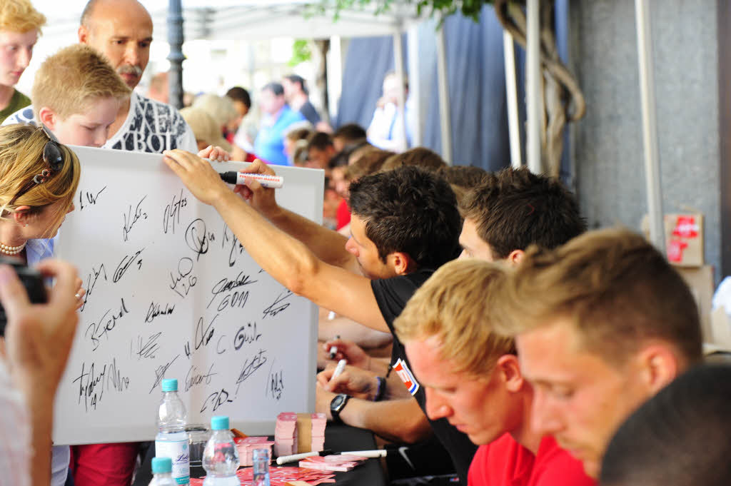 Der SC Freiburg hat seine neuen Trikots auf dem Freiburger Münsterplatz vor Hunderten von Fans präsentiert – die im Anschluss noch Autogramme bekamen. Der SC Freiburg hat seine neuen Trikots auf dem Freiburger Münsterplatz vor Hunderten von Fans präsentiert – die im Anschluss noch Autogramme bekamen.
