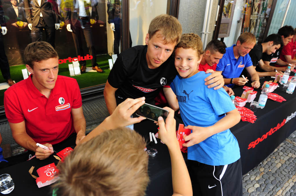 Der SC Freiburg hat seine neuen Trikots auf dem Freiburger Münsterplatz vor Hunderten von Fans präsentiert – die im Anschluss noch Autogramme bekamen. Der SC Freiburg hat seine neuen Trikots auf dem Freiburger Münsterplatz vor Hunderten von Fans präsentiert – die im Anschluss noch Autogramme bekamen.