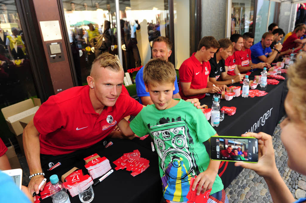 Der SC Freiburg hat seine neuen Trikots auf dem Freiburger Münsterplatz vor Hunderten von Fans präsentiert – die im Anschluss noch Autogramme bekamen. Der SC Freiburg hat seine neuen Trikots auf dem Freiburger Münsterplatz vor Hunderten von Fans präsentiert – die im Anschluss noch Autogramme bekamen.