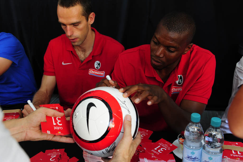 Der SC Freiburg hat seine neuen Trikots auf dem Freiburger Münsterplatz vor Hunderten von Fans präsentiert – die im Anschluss noch Autogramme bekamen. Der SC Freiburg hat seine neuen Trikots auf dem Freiburger Münsterplatz vor Hunderten von Fans präsentiert – die im Anschluss noch Autogramme bekamen.
