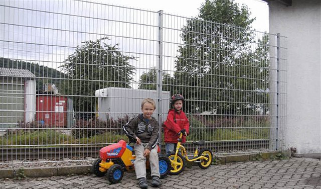 Stahlzaun schtzt Kinder und andere an der Bahnlinie.   | Foto: zvg