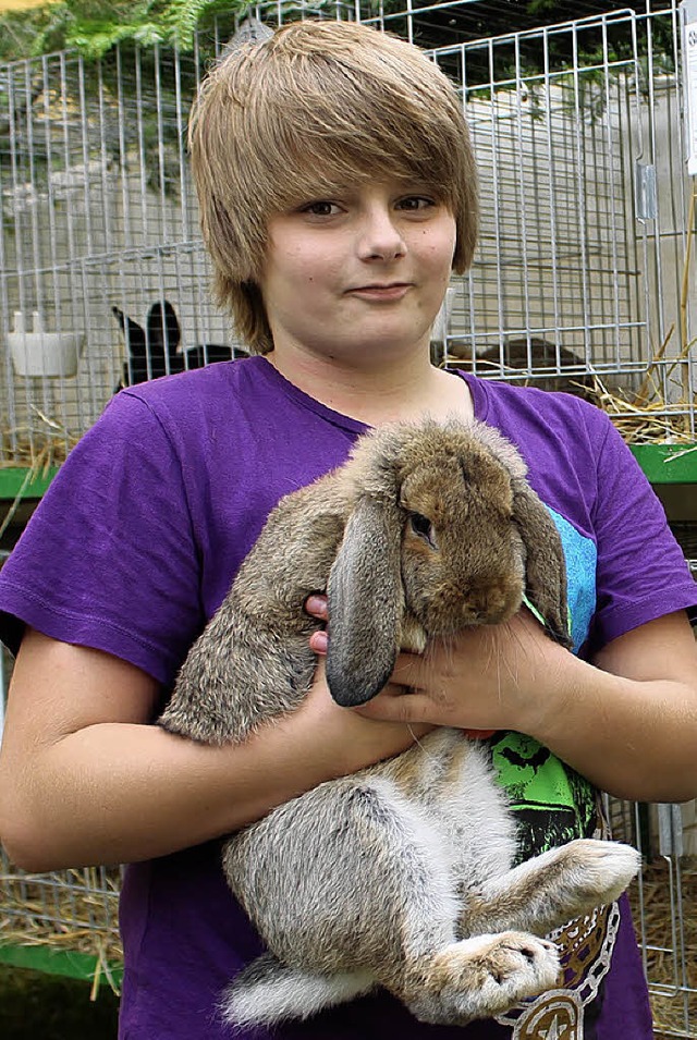 Der 13-jhrige Jungzchter Leon Frank mit einem seiner prmierten Kaninchen.   | Foto: Anja Bertsch